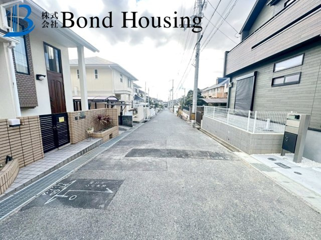 「収納充実」「LDK16帖」竹の台1丁目 2号棟の前面道路含む現地写真