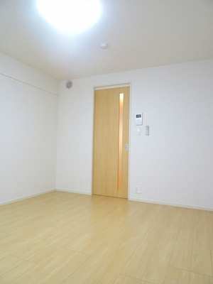 【洋室】 | メゾン　カレント | たっぷりとした収納スペースです