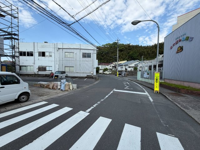 小野4丁目　新築戸建ての前面道路含む現地写真|平坦地で前面道路は広く、横断歩道もあります。