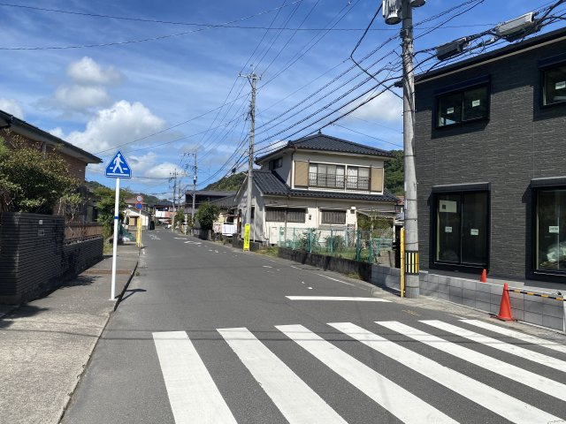 小野4丁目　新築戸建ての前面道路含む現地写真|平坦地で前面道路は広く、横断歩道もあります。
