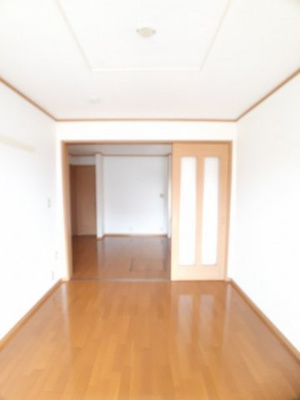 【居間・リビング】 | コニファーⅡ番館Ｂ | ゆったり過ごせるリビングです