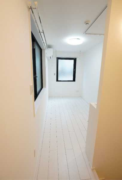 プレジール三軒茶屋　築浅　メゾネット　礼金０　の居間・リビング