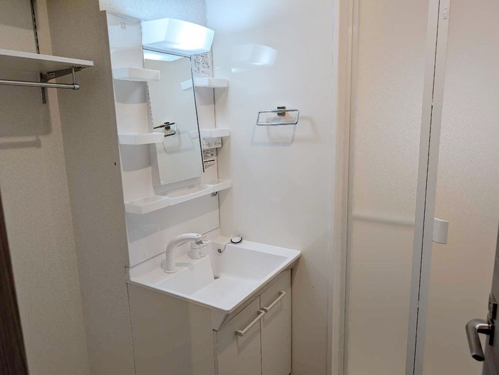 泉大津市東助松町１丁目のハイツの独立洗面台|独立洗面台、小物を置くことができて便利です