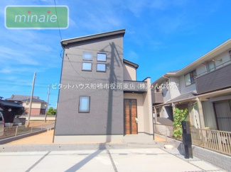 【外観】 | 小学校2分　中学校8分　ランドリールーム付き　パントリー付き　松が丘　5号棟 | 「重厚感ある外観が上品な印象を演出」同タイプ