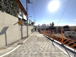 【前面道路含む現地写真】 | 東側を幅員6m以上の公道に面し車の出し入れもラクラク♪
2025年12月13日撮影