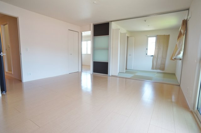 ドエル寿楽荘の居間・リビング