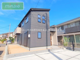 【外観】 | 小学校2分　中学校8分　SIC+WIC×2　松が丘　2号棟 | 「重厚感ある外観が上品な印象を演出」同タイプ