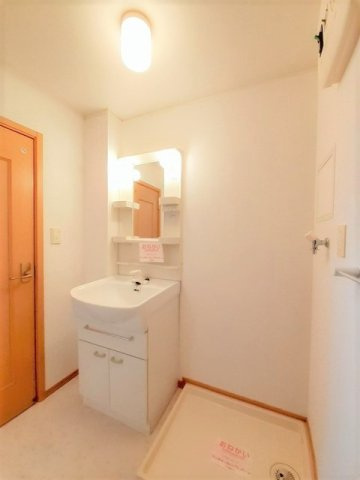 クレメントＣの洗面所|明るい洗面所です