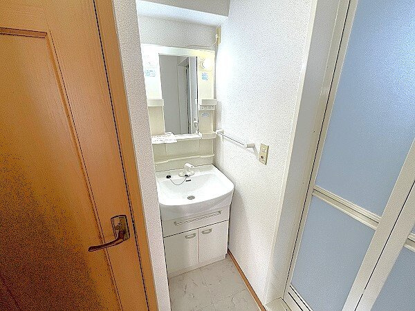 ポライトリーＮＯＺＯＭＩ　Ｃの洗面所|忙しい朝には欠かせない洗面所です