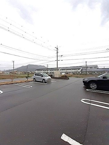 ライフコート東唐津Ｂの駐車場|駐車場があるので、車を買う予定の方も安心です