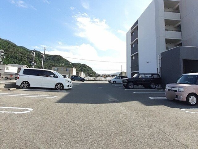 グランドステージ鏡の駐車場|駐車場があるので、車を買う予定の方も安心です