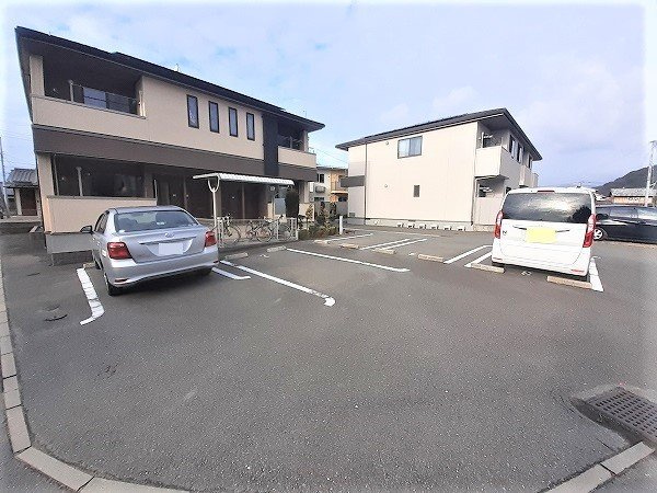 ＣＡＳＡ　３の駐車場|車をお持ちの方に嬉しい駐車場付きの物件です