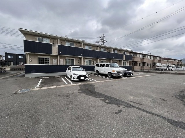 クイーンズ・ガーデンⅡ　Ａの駐車場|車をお持ちの方に嬉しい駐車場付きの物件です