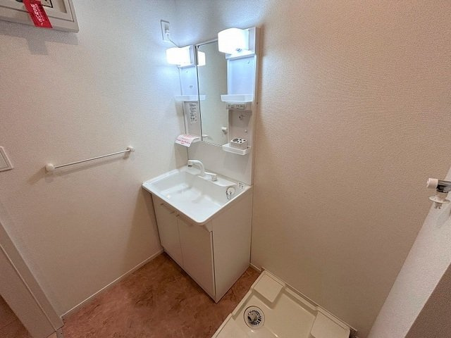 クイーンズ・ガーデンⅡ　Ａの洗面所|脱衣スペースもあります