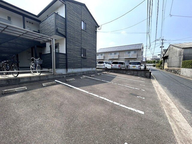 ベルグランデ和多田の駐車場|車をお持ちの方に嬉しい駐車場付きの物件です