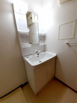 【洗面所】 | プレッソ・アル・マーレ | 明るい洗面所です