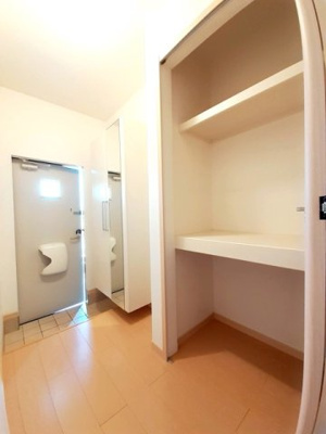 【玄関】 | ネオロイヤルＢ | 収納もある玄関です