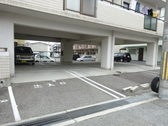 パレス高司の駐車場