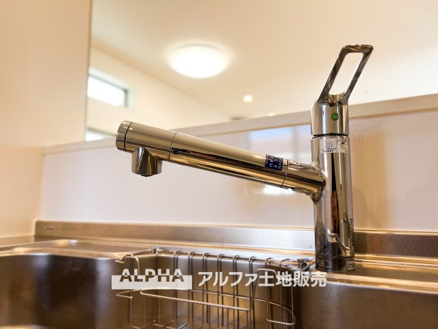 昭島市田中町1丁目　中古戸建のキッチン|【Water cleaner】
◆浄水器◆蛇口から流れ出すお水はクリーンでいつも楽しめます。また浄水器内臓シャワー混合栓なので場所取らずのスッキリとしたスタイルです。