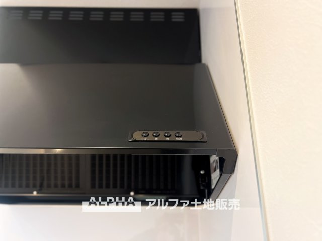 昭島市田中町1丁目　中古戸建のキッチン|【Range hood】
◆レンジフード◆武骨なまでに磨きこまれたステンテクスチャーはコンテンポラリー・デザイン。ダウンライトがフードを照らし煌めきの瀟洒なキッチンを演出する。