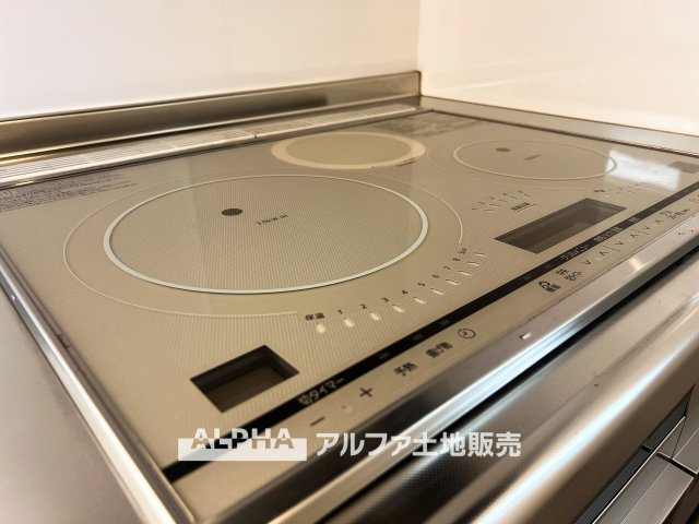 昭島市田中町1丁目　中古戸建のキッチン|【IH cooking heater】
◆IHクッキングヒーター◆火を使わず調理できる為、小さなお子様が居ても安心のアイテム。お掃除もサッとひと拭きで綺麗になるので楽チンですね。