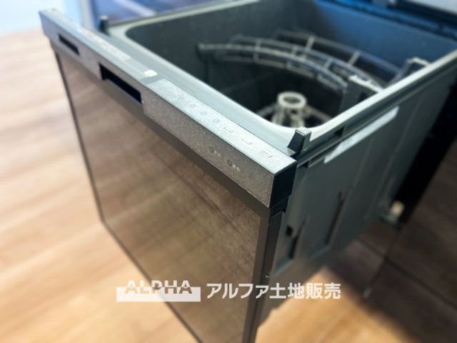 昭島市田中町1丁目　中古戸建のキッチン|【Food washing machine】
◆食洗機◆家事の時間を短縮し、お子様との大切な時間をもっと楽しく。手荒れも防げて節水効果も高い、忙しい毎日に嬉しい人気の設備です。