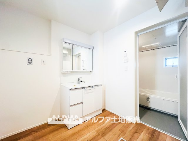 昭島市田中町1丁目　中古戸建の独立洗面台|【Vanity with Three Mirrors】
◆三面鏡洗面化粧台◆身支度で使う歯ブラシや化粧品などの小物も鏡裏にすっきり収納。生活感を抑えて朝のひとときも快適に過ごせスタイリッシュな空間に。