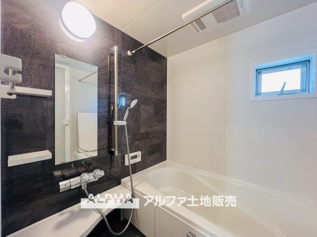 昭島市田中町1丁目　中古戸建の浴室|【Bathroom】
◆浴室換気乾燥機付きUB◆雨に日でも洗濯物が乾かせ、同時に室内を乾燥させる為、カビ、汚れの発生を抑えます。暖房機機能があり冬場は入浴前に暖め可能でとても重宝します。