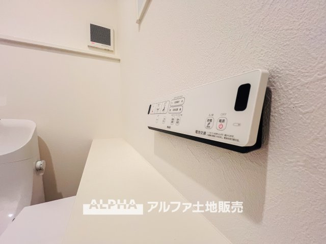 昭島市田中町1丁目　中古戸建のトイレ|【Warm water flush toilet】
◆温水洗浄便座付きトイレ◆お掃除も楽々。快適に過ごすためには今や欠かせない設備の一つです。壁掛けリモコンで使いやすくいつでも清潔に保てます。