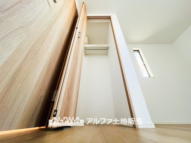 昭島市田中町1丁目　中古戸建の収納|【closet】
◆クロゼット◆各居室のクロゼットは大好きな服、大事なバッグやアクセサリー、そして大切な思い出の品々。そんなものを傍らにそっと置いておきたい場所です。