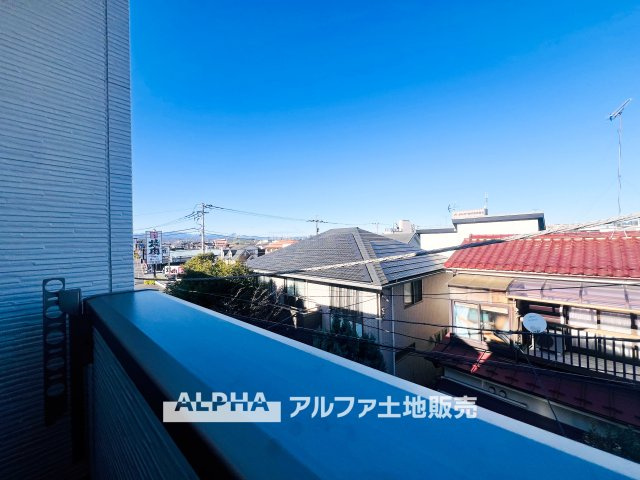 昭島市田中町1丁目　中古戸建のバルコニー|【outward appearance】
◆バルコニー◆家から望む空はブルースカイ。隔てるものは何もなく、そこにあるのは青い空と白い雲の景色がこの街の彩りを演出している。