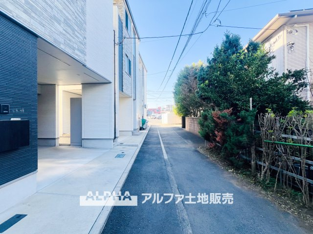 昭島市田中町1丁目　中古戸建の前面道路含む現地写真|【House of the Sun】
◆明るい家◆太陽の温かな光がお家全体を照らす。そこには目を輝かせ笑顔で見つめてくれる君がいて、「ただいま」の言葉がこだまする。そんな君の瞳に恋している。