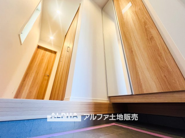 昭島市田中町1丁目　中古戸建の玄関|【Shoes cloakroom】
◆シューズクローク◆多彩な収納のアレンジが行えるのもポイントの一つ。何通りもの配置ができるので、魅せる収納にも対応ができます。家族の思い出をフォトフレームに飾る。