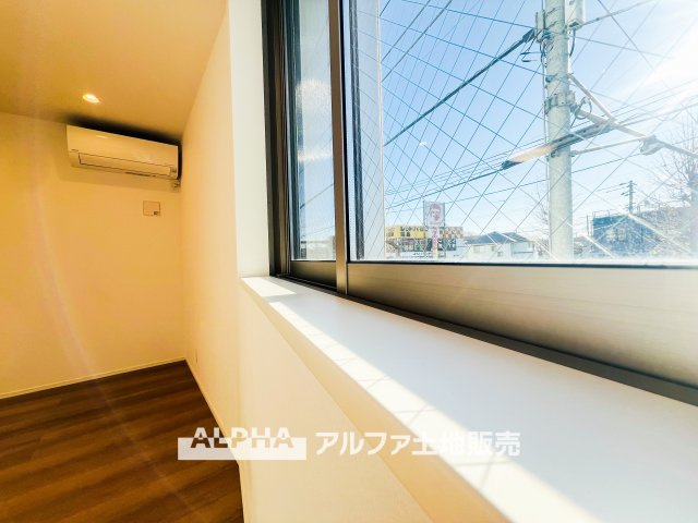 昭島市田中町1丁目　中古戸建の居間・リビング|【Comfortable living】
◆居心地のいい暮らし◆には欠かせない眩い採光。ゆったりとした幅の窓からこの空間に降り注ぐ採光が絶えない。明るいリビングこそ居心地のいい暮らしが待っていると思う