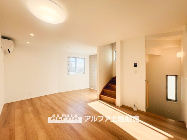 昭島市田中町1丁目　中古戸建の居間・リビング|【the light】
◆ほのかな光を◆夕暮れ時に迎える優しい光。暖かく心休まるほっとする瞬間。家族のもとへ。幸せのもとへ。しんちくには出せないレトロな装いがわが家に愛着を沸かせます。