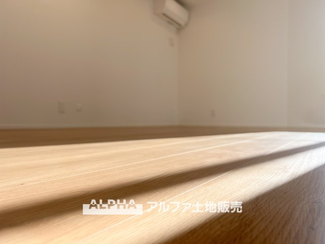 昭島市田中町1丁目　中古戸建の居間・リビング|【Sloped Ceiling】
◆勾配天井◆高さのある勾配天井が生み出す開放感。光と風が広がり、リビングをより広々と感じられる設計です。家族が集う空間にゆとりとリラックス感をもたらします。