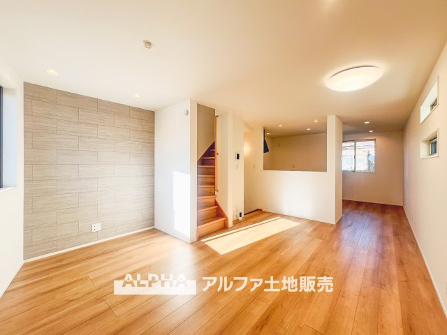 昭島市田中町1丁目　中古戸建の居間・リビング|【The situation】
◆シチュエーション◆リビングルームのドアを開くと、窓から飛び込むのは緑と光の風光明媚な景色。僕の目に映るは、ここで家族と会話をワイワイガヤガヤ楽しんでいる様子。