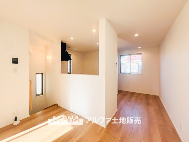 昭島市田中町1丁目　中古戸建のキッチン|【Space of cure】
◆癒しの空間◆ダウンライトに反射するグラスを眺めながらワインを注ぐ。トクトクと心地いい音をさせならが、フランスの古城を思わせる薫りがたちこめ、とても幸せな時を過ごせる。