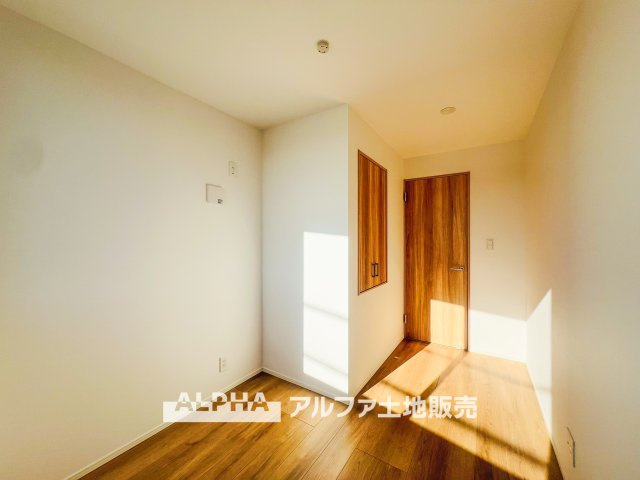 昭島市田中町1丁目　中古戸建の洋室|【Voice】
◆声◆通学から帰宅しここを通過する子供達。だからこそ、そこからさり気ない「おはよう」と「おかえり」がこだまする『愛おしい風景』