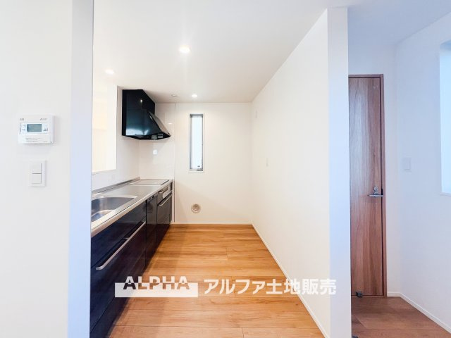 昭島市田中町1丁目　中古戸建のキッチン|【Happy circle Kitchen】
◆団欒キッチン◆キッチンからは家族の団欒が飛び交い明るい陽射しを浴びながらの朝食は楽しく素敵な時を奏でる空間。