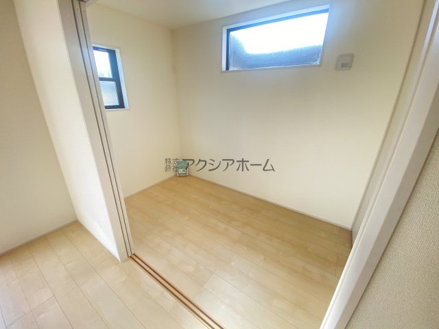 所沢市下安松・全2棟　新築一戸建　1号棟　～LDK18帖～の洋室|1階洋室3.2帖