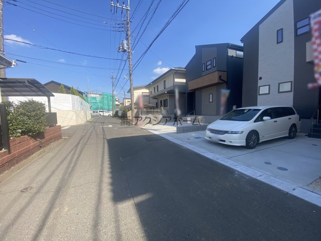 所沢市下安松・全2棟　新築一戸建　1号棟　～LDK18帖～の前面道路含む現地写真
