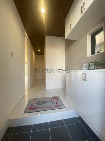 所沢市下安松・全2棟　新築一戸建　1号棟　～LDK18帖～の玄関