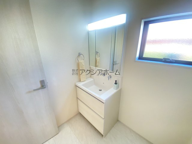 所沢市下安松・全2棟　新築一戸建　1号棟　～LDK18帖～の独立洗面台|シャンプードレッサー付洗面化粧台
