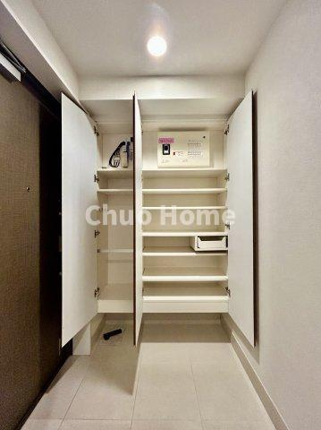 アーリアシティ一之江の玄関|【玄関】玄関には大型のシューズクローゼットを設置しておりますのでいつでもスッキリりとした空間を保てます。玄関周りを清潔に使うのはとても大事なことですよね。