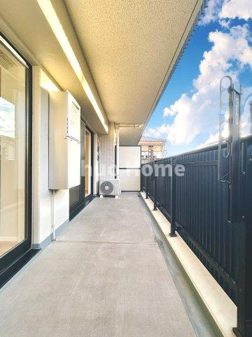 アーリアシティ一之江のバルコニー|【バルコニー】幅もあって、奥行きもあるゆとりのバルコニー。洗濯物を干したり乾かしたりだけでなく、ただ出てみるだけでも気持ちいいですよ。