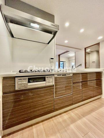 アーリアシティ一之江のキッチン|ワイドで収納豊富なシステムキッチン