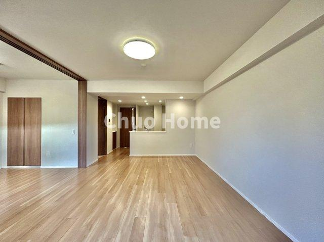 アーリアシティ一之江のキッチン|視界に広がりを生むオープンなキッチン。料理や片付けをしながら、家族との会話を楽しんだり、リビングで遊ぶ子どもを見守れます。ご見学時には家具の配置などもイメージしながらぜひご覧になって見て下さい。