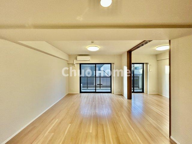 アーリアシティ一之江の居間・リビング|【リビングダイニング】一日の中で多くの時間を過すことになるリビングダイニングだからこそ、いつも穏やかな空間であることが必然。爽やかな通風と採光を存分に感じる事が出来る空間です。