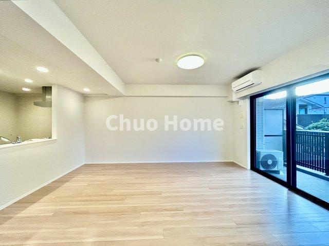 アーリアシティ一之江のダイニング|【ダイニング】忙しい朝でも、しっかり家族が揃って食事をして頂けるゆとりある大きさのダイニングスペース。奥様が作る手料理をカウンター越しに受けとって頂き、テーブルで囲む素敵な時間を存分に愉しんで下さい。